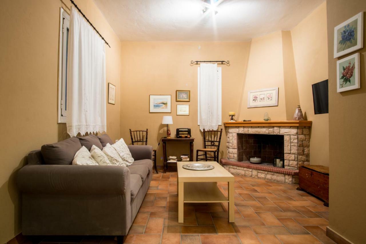 Almond Trees Cottage Divarata Exterior foto